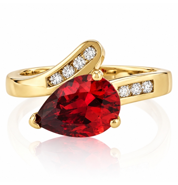 Anillo de Opalo Cereza en Plata de Ley con Baño de Oro 14K
