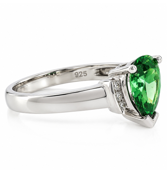 Anillo de Plata con Alejandrita en Corte de Pera