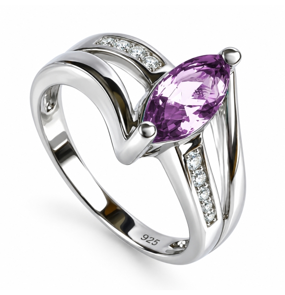 Magnifico Anillo de Plata .925 con una Gema de Alejandrita