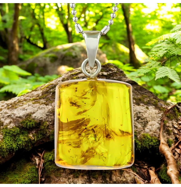 Dije de Ambar Natural Con Partes de Insecto 25mm x 10mm