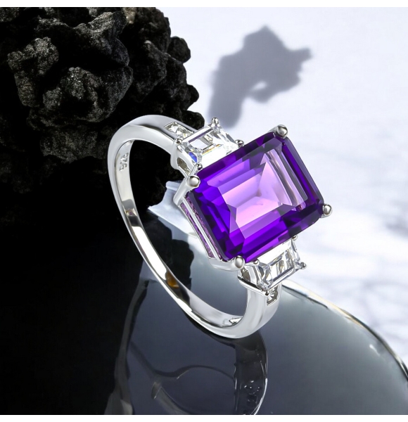 Hermoso Anillo de Plata de Ley con Amatista