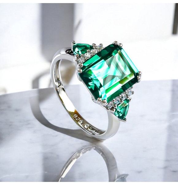 Anillo de Plata con Esmeralda Corte Esmeralda