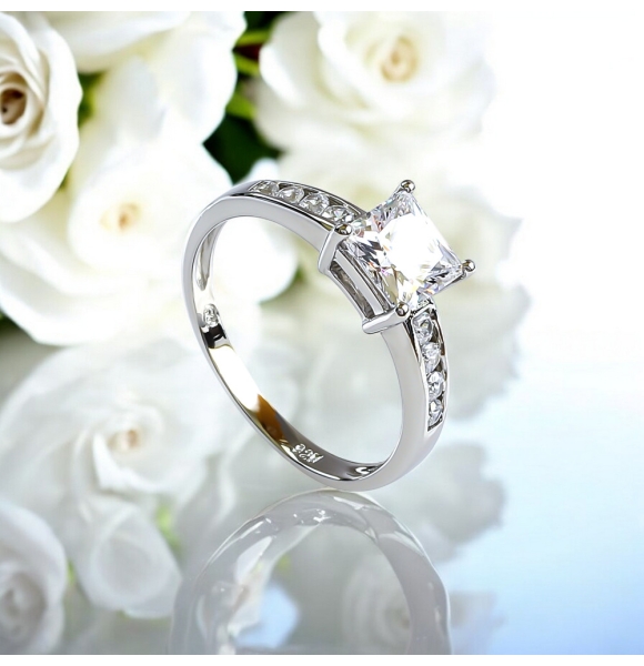 Anillo de Compromiso en Plata con Corte Princesa