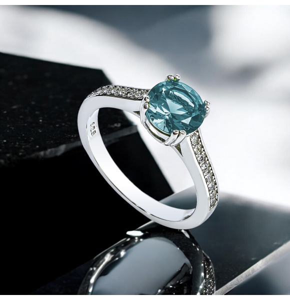 Hermoso Anillo de Compromiso con Aguamarina