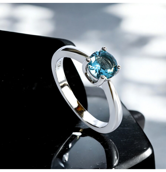 Hermoso Anillo Solitario de Aguamarina
