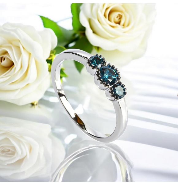 Anillo de Oro Blanco Macizo de 14K con 3 Diamantes Azules