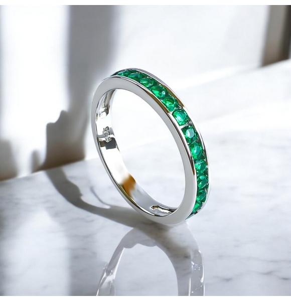 Anillo de Compromiso Decorado Con Hermosas Piedras de Esmeralda