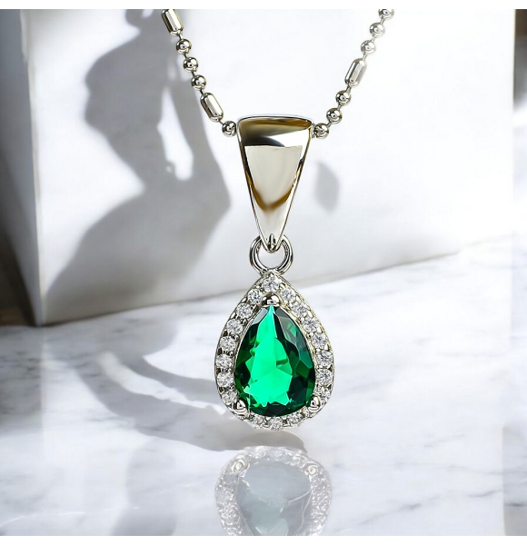 Hermoso Set de Plata .925 con Esmeralda Aretes y Dije