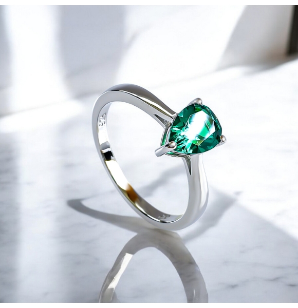 Anillo de Compromiso en Plata con Esmeralda