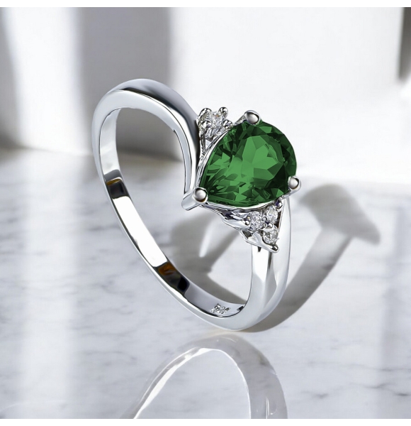 Anillo de Esmeralda en Plata .925 8 mm x 6 mm