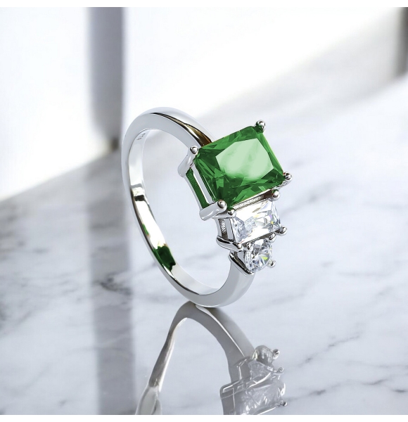 Anillo de Esmeralda Con Tres Piedras