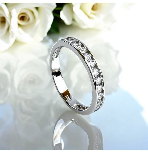 Anillo de Compromiso Decorado Con Hermosas Piedras de Zirconia