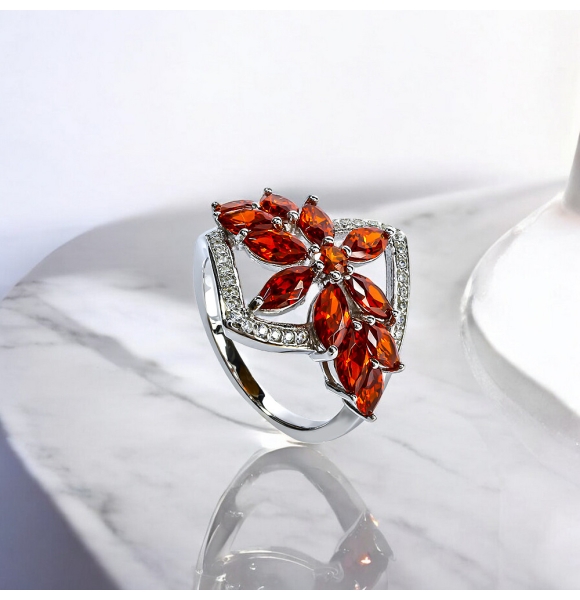 Anillo de Flor Plata .925 con Ópalo Cereza