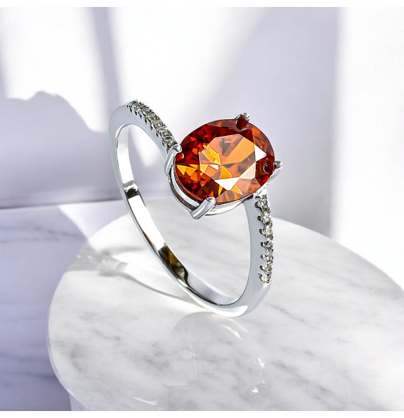 Anillo de Ópalo Corte Ovalada Cereza de Fuego 8 mm x 6 mm