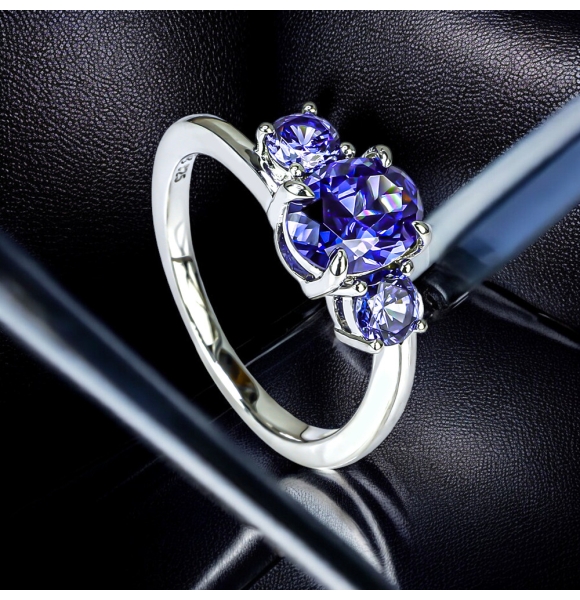 Anillo de Tanzanita Corte Esmeralda 3 Piedras