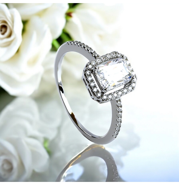 Hermoso Anillo en Corte Esmeralda Con Plata