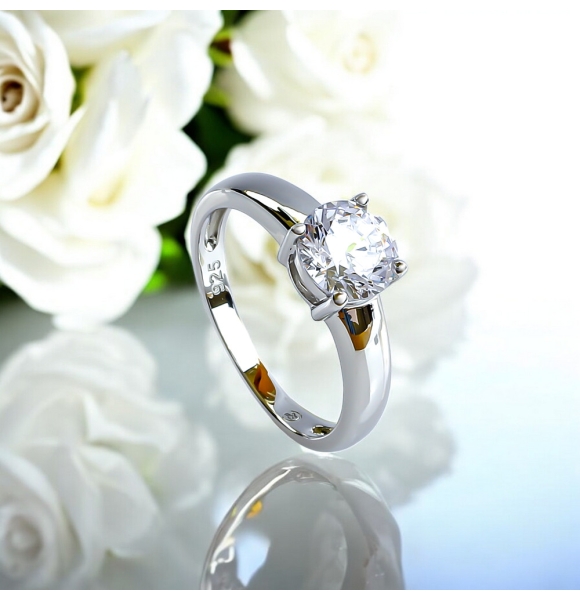 Anillo de Compromiso y Diamante Simulada