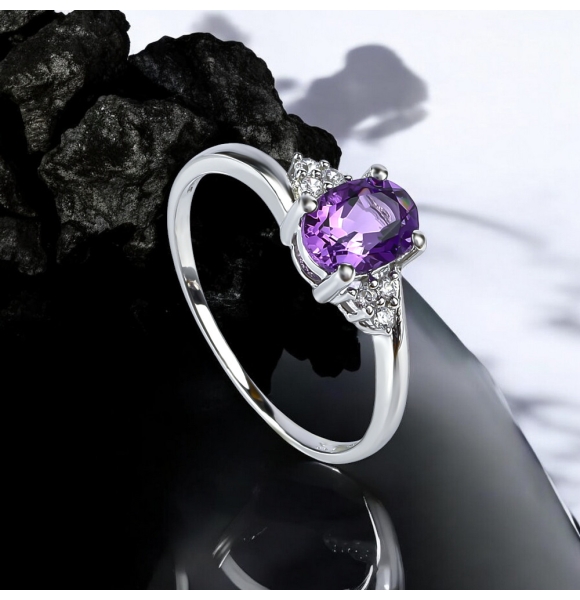 Lujoso Anillo de Plata con Amatista