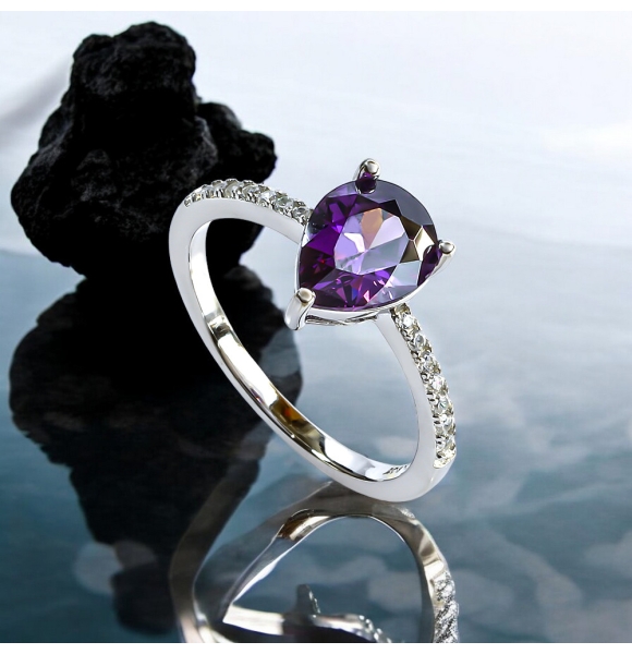 Anillo Solitario con Amatista Corte Pera