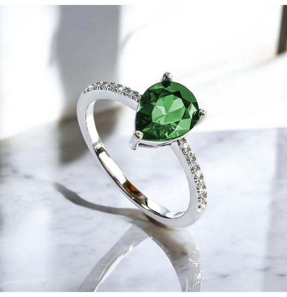 Anillo Solitario con Esmeralda Corte Pera
