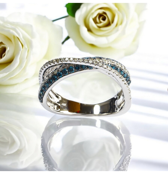 Anillo de Oro Solido de 14K con Diamantes Azules 0.66 Quilates