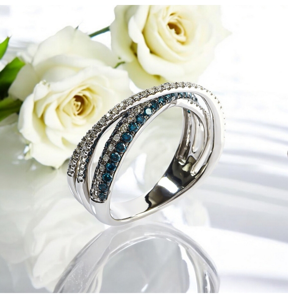 Anillo de Oro Solido de 14K con Diamantes Azules 0.66 Quilates