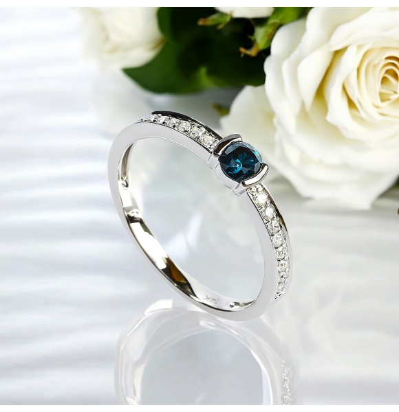 Anillo de Oro Solido de 14K con Diamantes Azules 0.35 Quilates