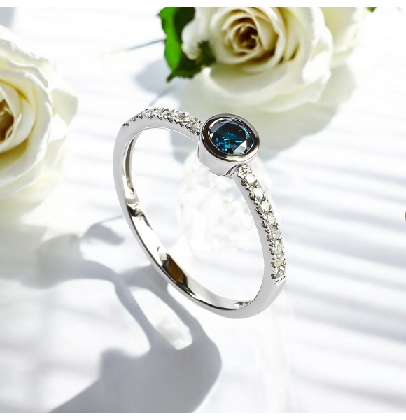 Anillo de Oro Solido de 14K con Diamantes Azules 0.36 Quilates