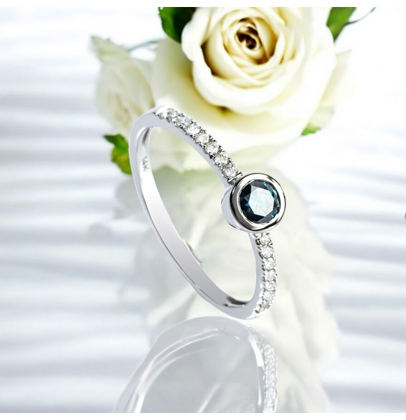 Anillo de Oro Solido de 14K con Diamantes Azules 0.36 Quilates