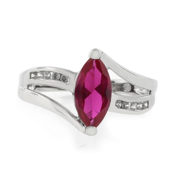 Magnifico Anillo de Plata .925 con una Gema de Rubí Rojo